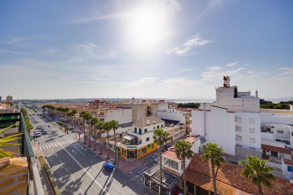 Kattohuoneisto ja tilava terassi Torreviejassa