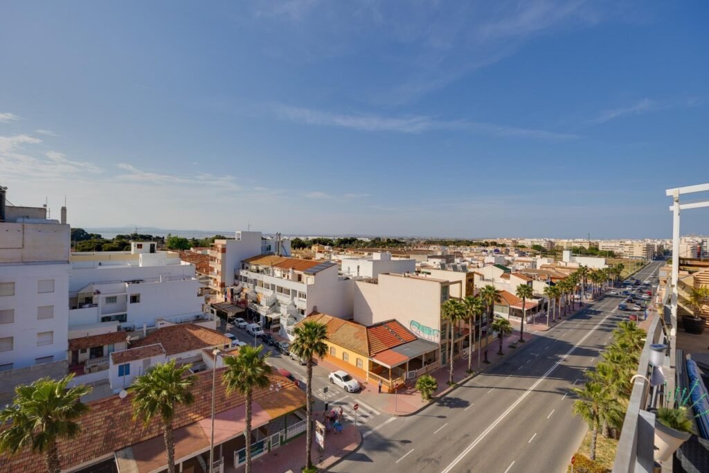 Kattohuoneisto ja tilava terassi Torreviejassa