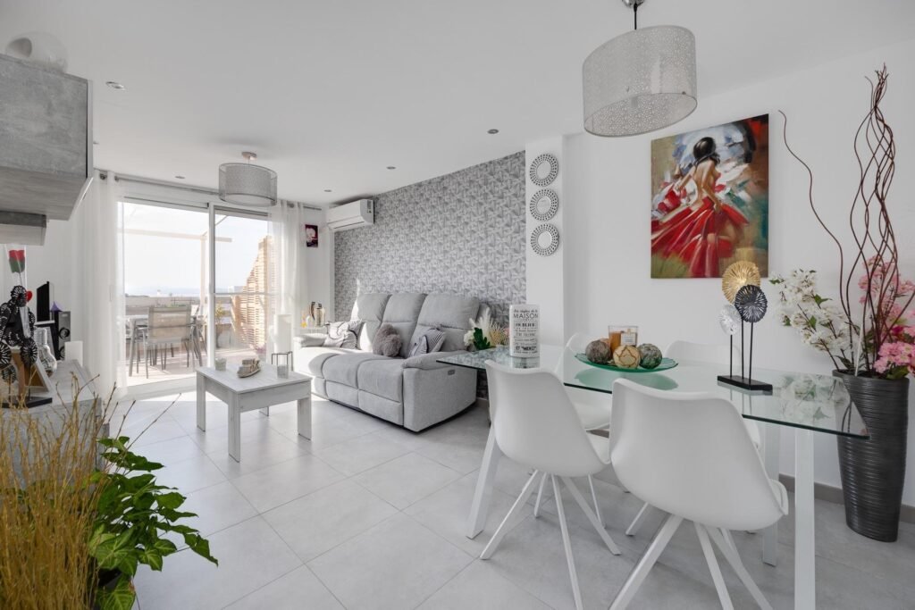 Kattohuoneisto ja tilava terassi Torreviejassa
