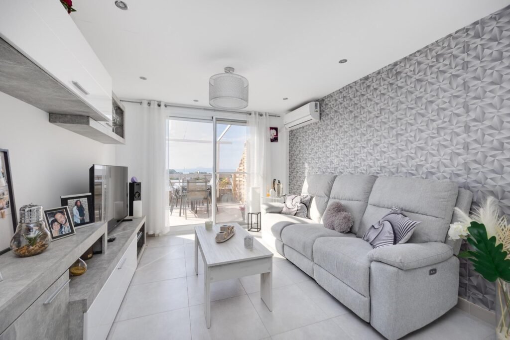 Kattohuoneisto ja tilava terassi Torreviejassa