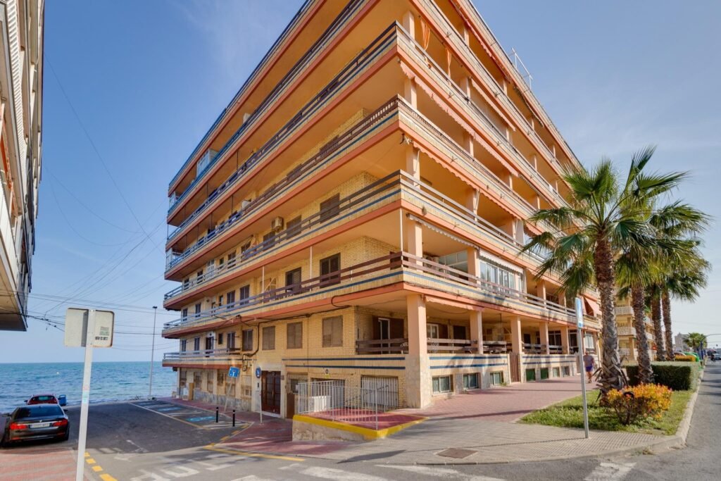 Kattohuoneisto ja tilava terassi Torreviejassa
