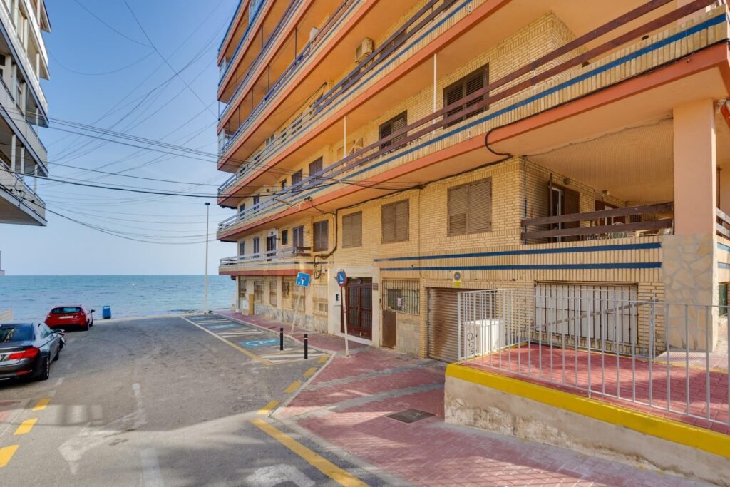 Kattohuoneisto ja tilava terassi Torreviejassa