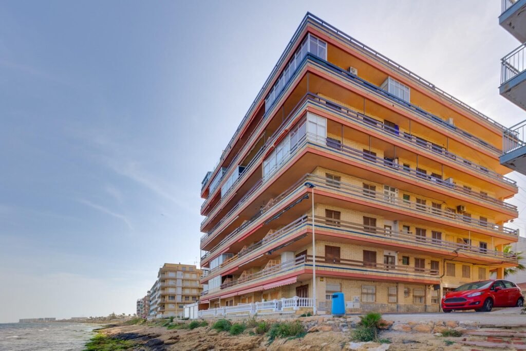 Kattohuoneisto ja tilava terassi Torreviejassa