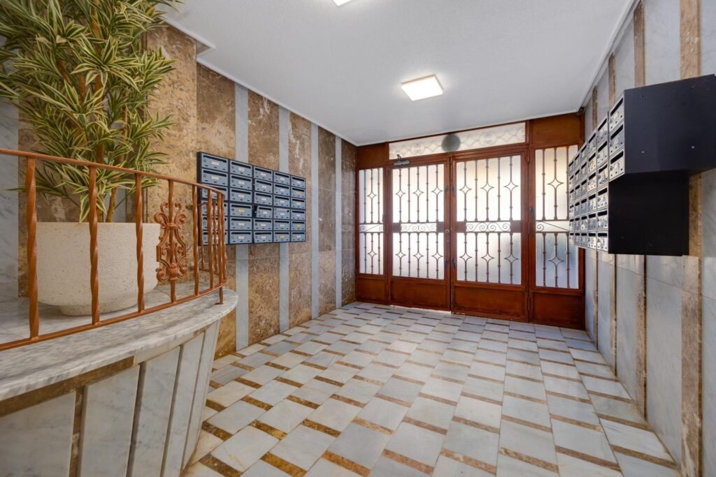 Kattohuoneisto ja tilava terassi Torreviejassa
