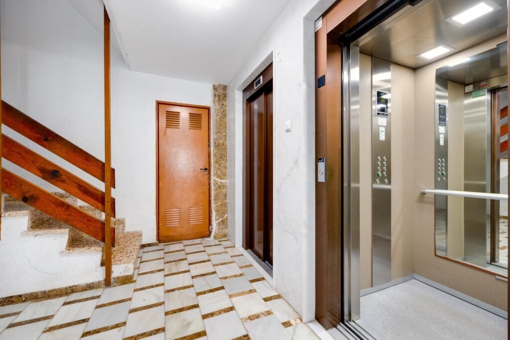 Kattohuoneisto ja tilava terassi Torreviejassa