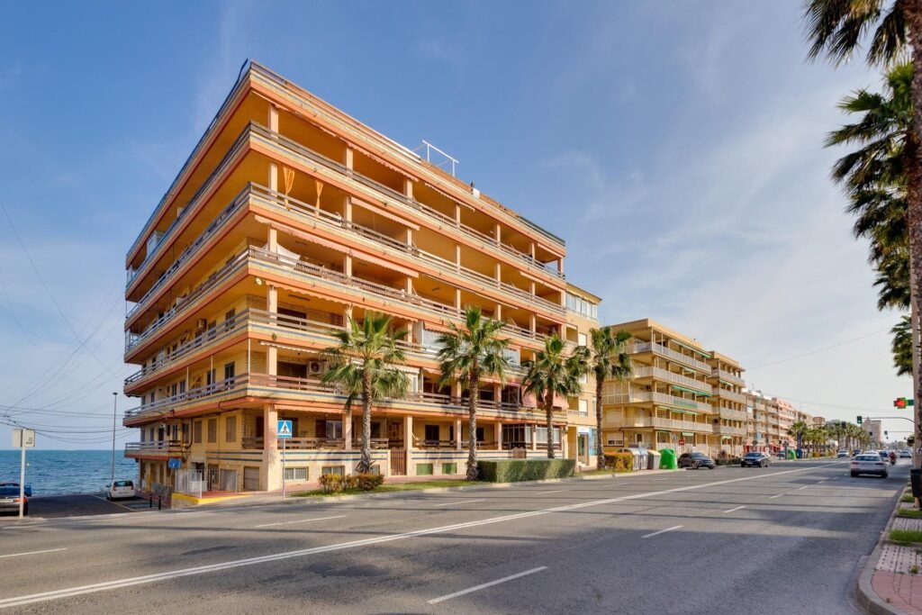 Kattohuoneisto ja tilava terassi Torreviejassa