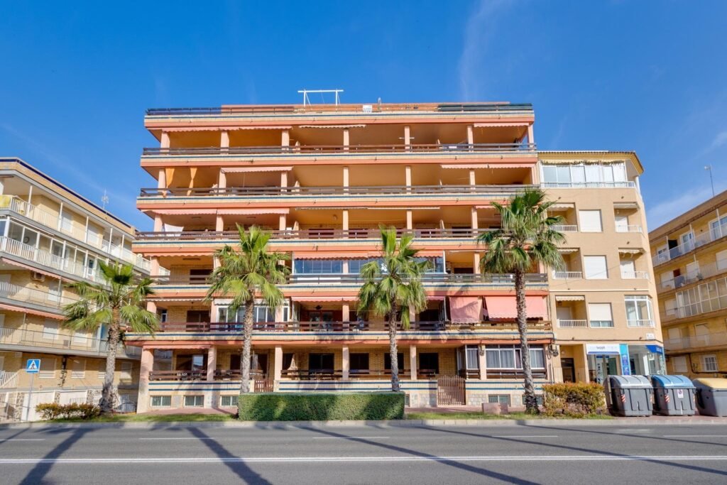 Kattohuoneisto ja tilava terassi Torreviejassa