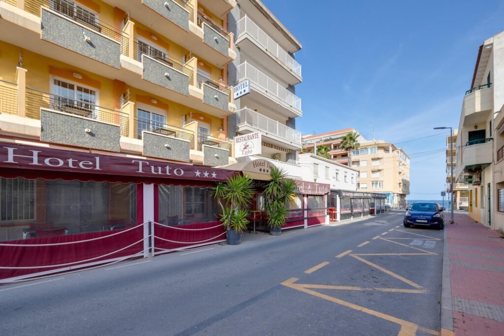 Kattohuoneisto ja tilava terassi Torreviejassa