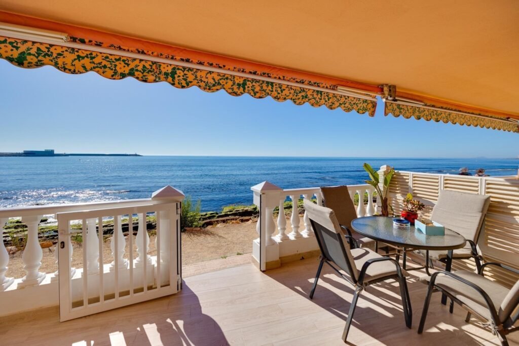 Kattohuoneisto ja tilava terassi Torreviejassa