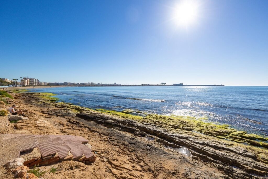 Kattohuoneisto ja tilava terassi Torreviejassa