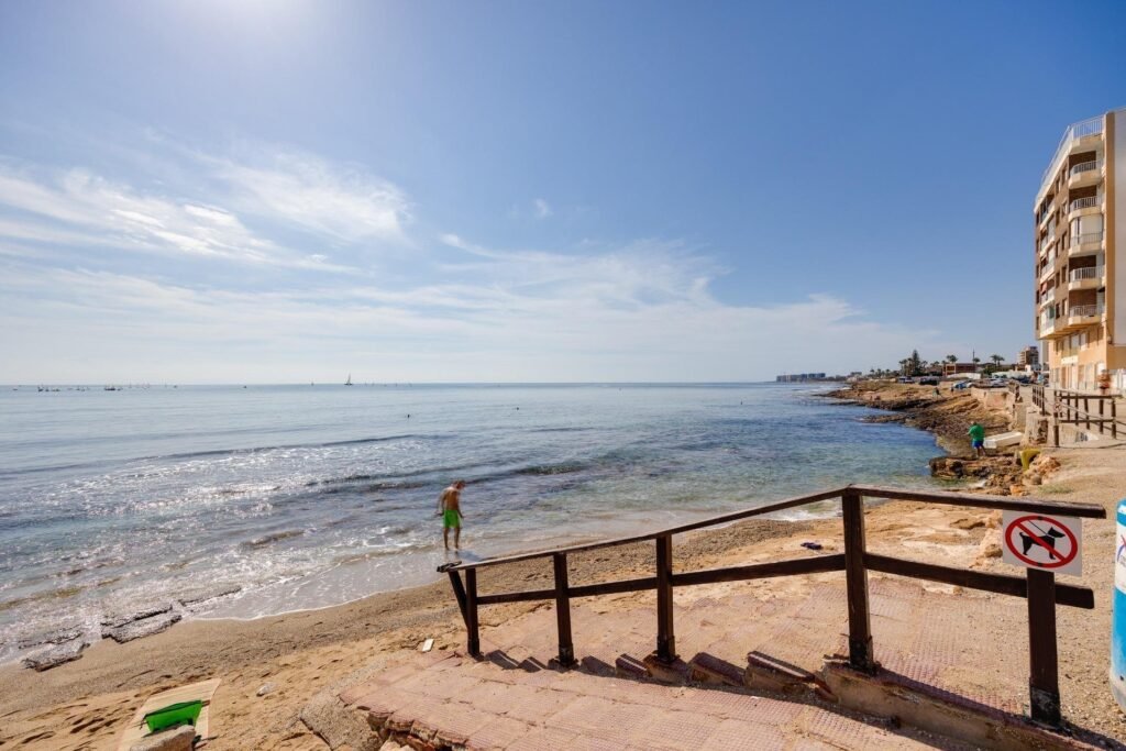Kattohuoneisto ja tilava terassi Torreviejassa