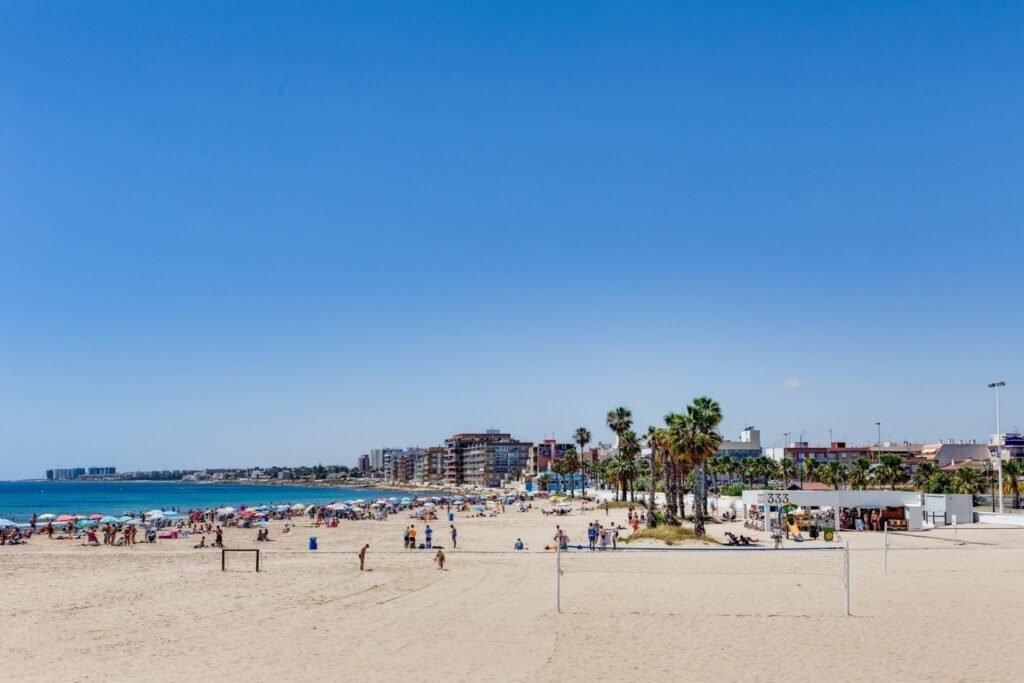 Kattohuoneisto ja tilava terassi Torreviejassa