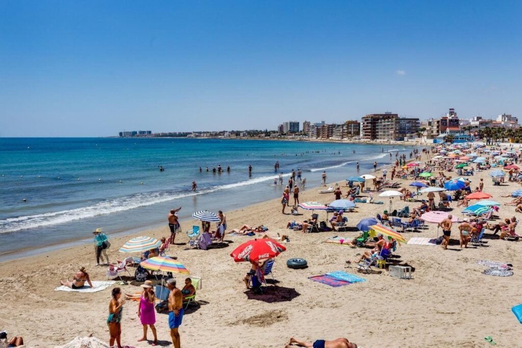 Kattohuoneisto ja tilava terassi Torreviejassa